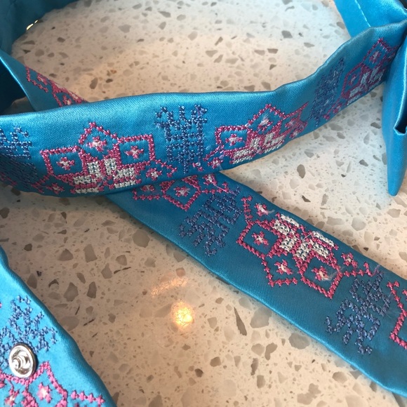 Blue bow & pink embroidery belt - Picture 2 of 4